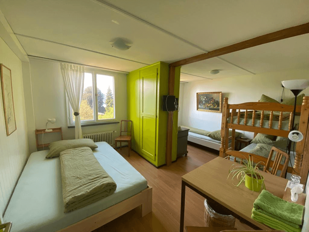 4-bed room